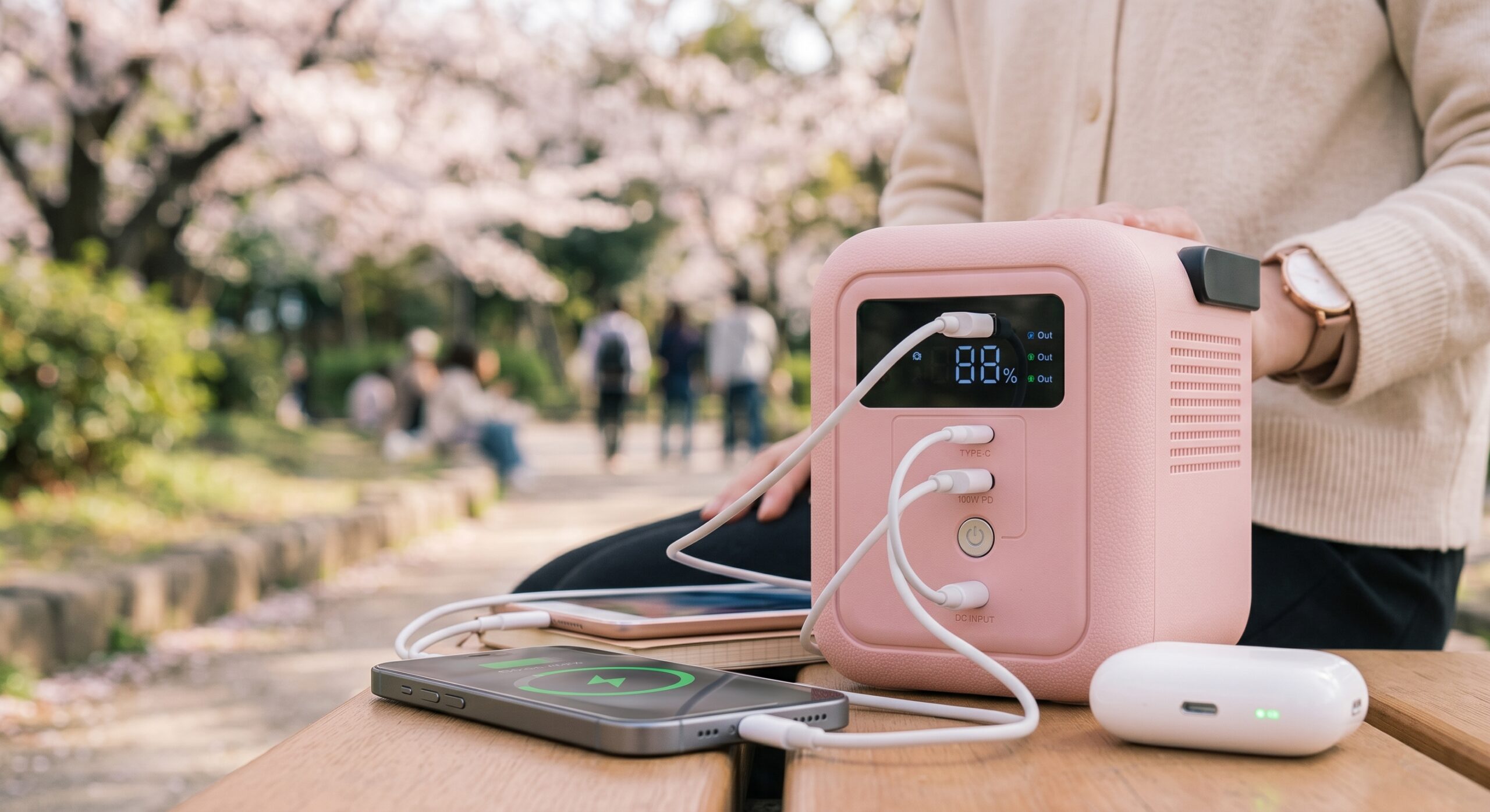 Jackery Explorer 100 Plus チェリーブロッサムで3台同時充電