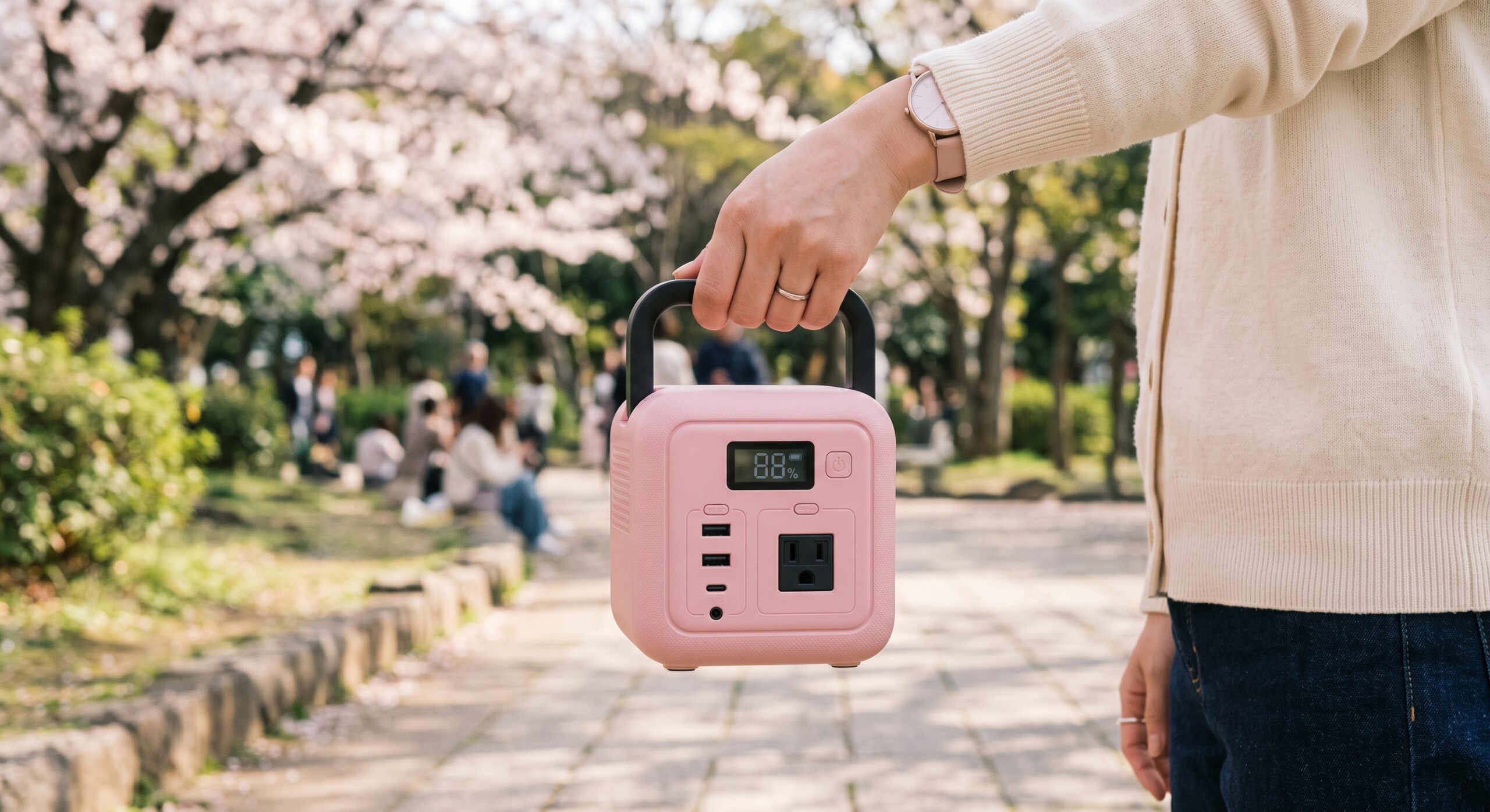 Jackery Explorer 100 Plus チェリーブロッサムを片手で持ち運ぶ様子