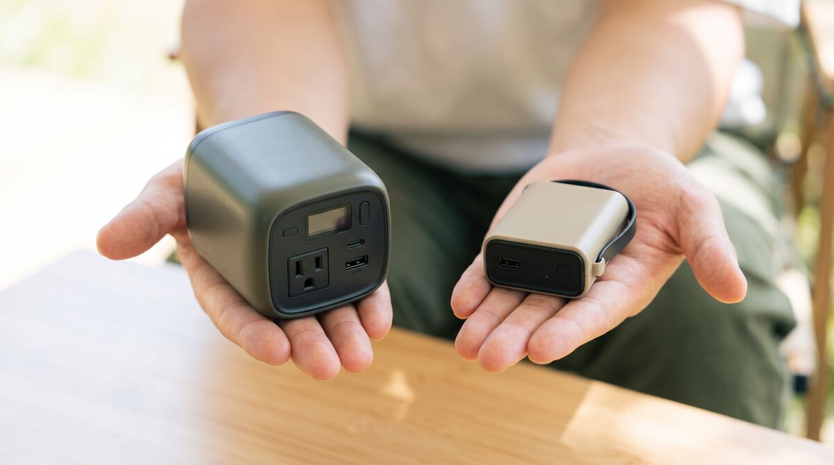 Jackery ポータブル電源300Plusの代わりになる小型モデルを手に持って比較しているイメージ